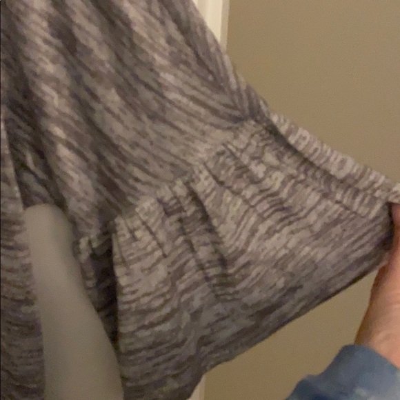 Heathered Grey T-shirt with ruffled sleeves - Picture 3 of 3